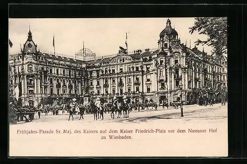 AK Wiesbaden, Frühjahrs-Parade des Kaisers auf dem Kaiser-Friedrich-Platz vor dem Nassauer Hof