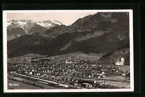 AK Bludenz, Generalansicht der Stadt gegen die Berge