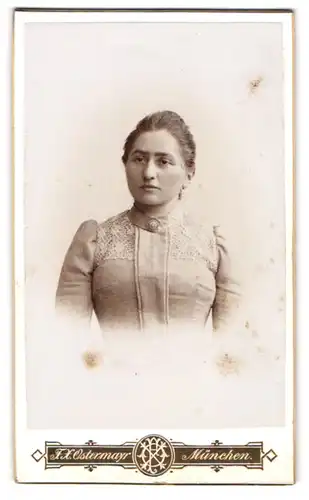 Fotografie F. X. Ostermayr, München, Karlsplatz 6, Portrait brünettes Fräulein mit Brosche am Blusenkragen