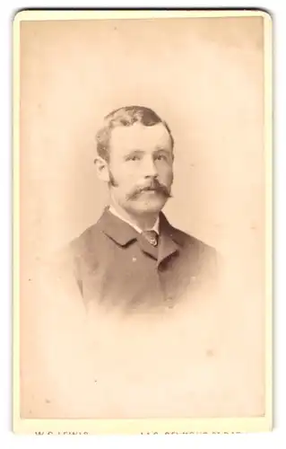 Fotografie Walter G. Lewis, Bath, 1 & 2 Seymour Street, Portrait charmanter junger Mann mit Schnurrbart