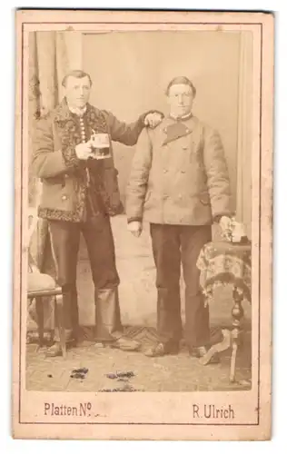 Fotografie Rudolf Ulrich, Klagenfurt, Portrait zwei Jäger in Uniform mit Schwarzbier im Atelier