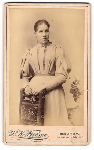 Fotografie W. K. Böhme, Berlin, Lindenstr. 43, Portrait schönes Fräulein im prachtvollen Kleid