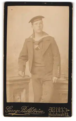 Fotografie Georg Billström, Kiel, Matrose in Uniform mit Mützenband  SMS Stosch 