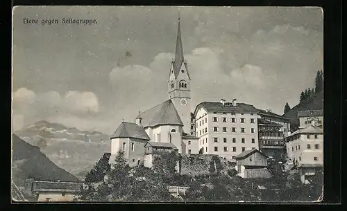 AK Pieve, Ortspartie mit Kirche gegen Sellagruppe