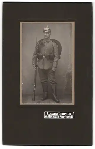 Fotografie Eduard Leupold, Mannheim, Soldat in Feldgrau Uniform mit Picklehaube und Ausmarschgepäck, Affe