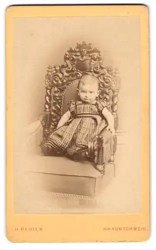 Fotografie H. Reuter, Braunschweig, Südl. Wilhelmstrasse 88, Kleinkind im Kleidchen auf Stuhl, 1870