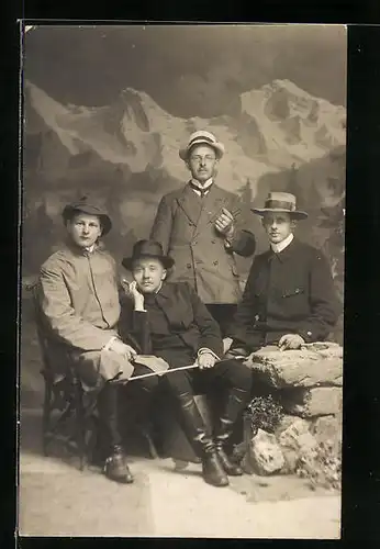 Foto-AK Männer im Anzug mit Hüten in Studiokulisse