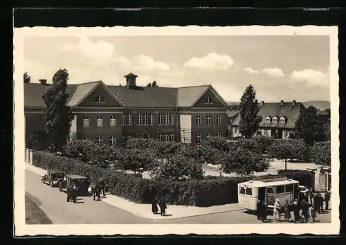 AK Ludwigshafen a. Rh., Gasthaus Limburger Hof mit Strasse und Passagieren vor einem Omnibus