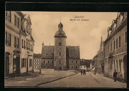 AK Querfurt, Strassenpartie am Markt mit Rathaus