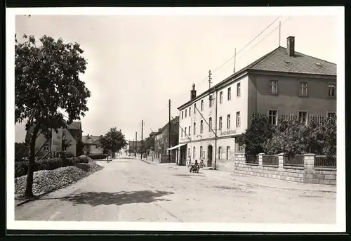 Fotografie Brück & Sohn Meissen, Ansicht Nünchritz, Blick in die Meissner Strasse mit Gesellschaftshaus, Fleischer Rentsch