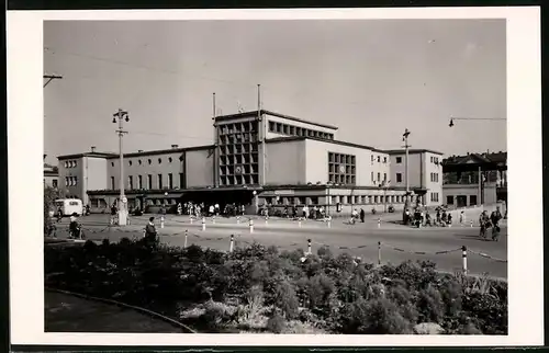 Fotografie Brück & Sohn Meissen, Ansicht Meissen i. Sa., Blick auf den Bahnhof mit Gästen