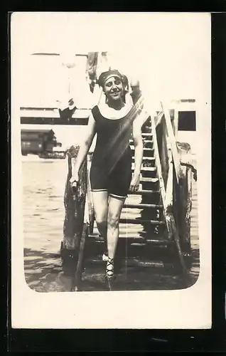 AK Junge Frau im Badeanzug am Fusse einer Treppe am Meer