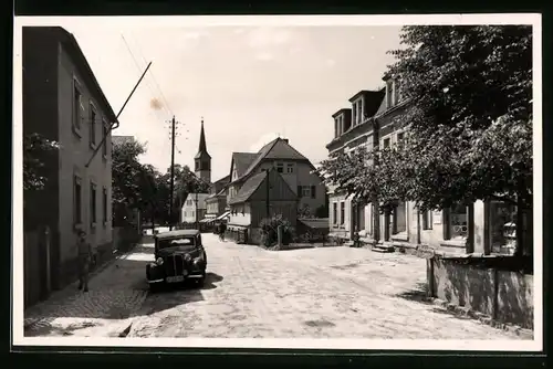 Fotografie Brück & Sohn Meissen, Ansicht Ottendorf-Okrilla, Partie in der Mühlstrasse mit Optikergeschäft