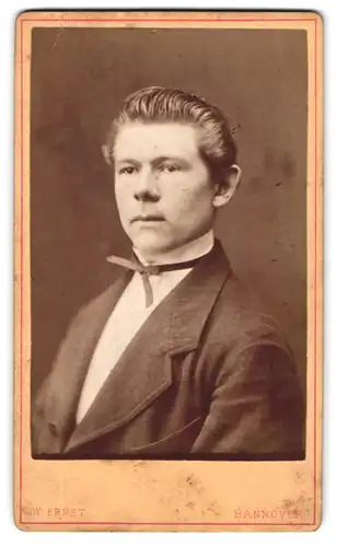 Fotografie Wilhelm Ernst, Hannover, Anger-Strasse 13a, Junger Mann im Jackett