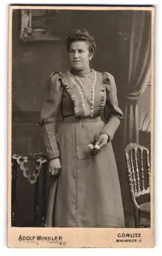 Fotografie Adolf Winkler, Görlitz, Berlinerstr. 12, Bürgerliche Dame mit einer Blume in der Hand