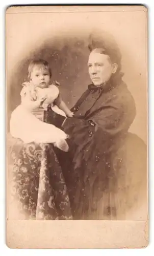 Fotografie John Spence, Musselburgh, Bridge Street, Ältere Bürgerliche mit einem Baby