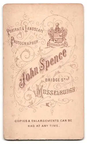 Fotografie John Spence, Musselburgh, Bridge Street, Ältere Bürgerliche mit einem Baby