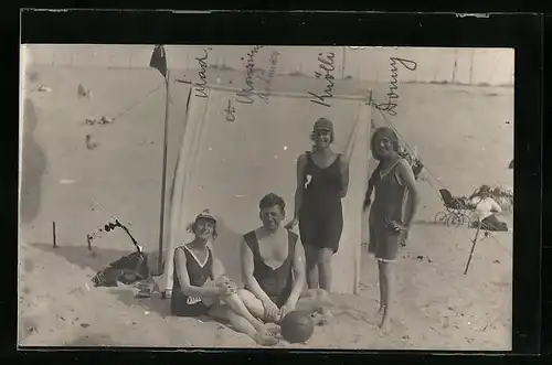 AK Junge Menschen in Bademode sitzen am Strand