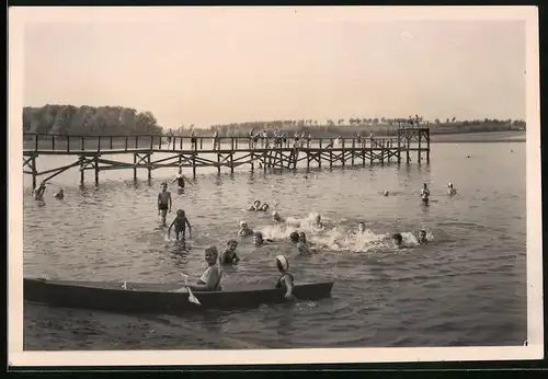 Fotografie Brück & Sohn Meissen, Ansicht Wermsdorf, Blick auf das Bad Horstsee, planschende Kinder