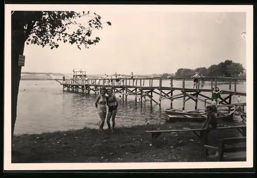 Fotografie Brück & Sohn Meissen, Ansicht Wermsdorf, zwei Damen in Bademode am Bad Horstsee