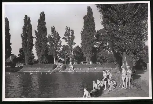 Fotografie Brück & Sohn Meissen, Ansicht Weinböhla, Partie im Elbgaubad, Kinder in Bademode