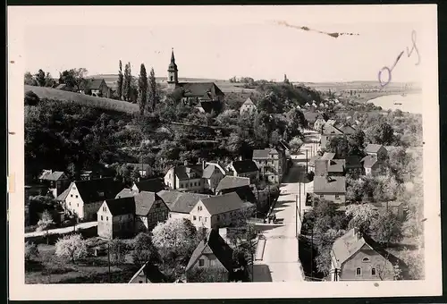 Fotografie Brück & Sohn Meissen, Ansicht Zehren, Ortsansicht mit Strassenpartie und Kirche