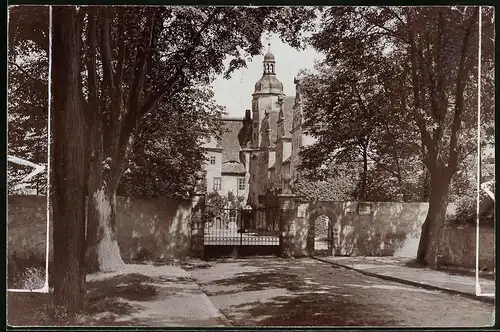 Fotografie Brück & Sohn Meissen, Ansicht Wermsdorf, Tor-Einfahrt vor dem Schloss