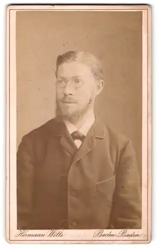 Fotografie Hermann Witte, Baden-Baden, Lichtenthaler Allee, Bürgerlicher mit Brille und Mittelscheitel