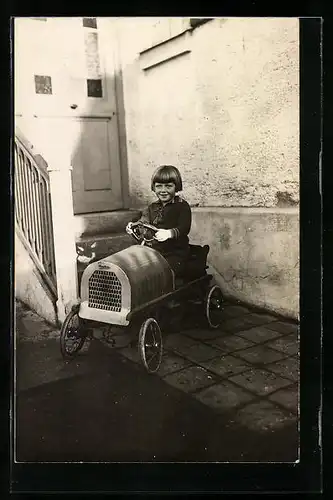 Foto-AK Mädchen im Tretauto von Naether