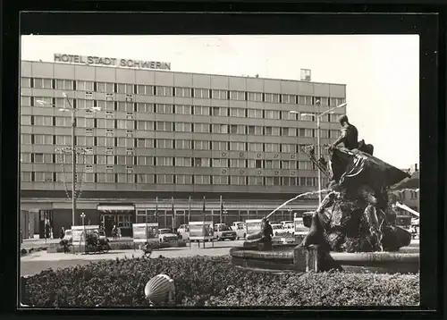 AK Schwerin, Hotel Stadt Schwerin mit Brunnen