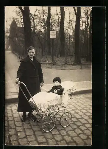 AK Mutter neben ihrem Kind im Kinderwagen