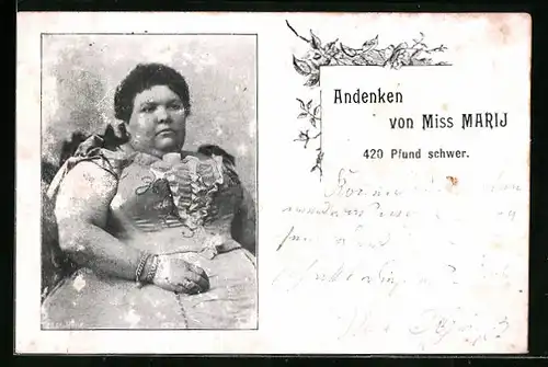 AK Andenken von Miss Marij, Übergewichtige