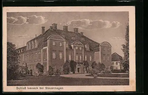 AK Stavenhagen, Schloss Ivenack mit Vorplatz