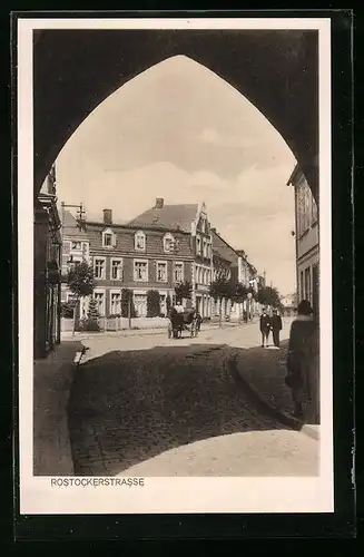 AK Teterow, Passanten in der Rostockerstrasse