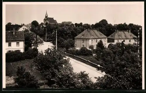 Fotografie Brück & Sohn Meissen, Ansicht Lommatzsch, Partie in der Stadt mit Wohnhäusern und Strassenpartie