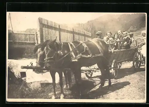 Foto-AK Fröhliche Gesellschaft auf einem landwirtschaftlichen Pferdewagen