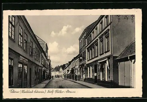 AK Teterow /Mecklenb. Schweiz, Strasse mit Geschäften