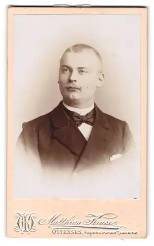 Fotografie Matthias Kruse, Altona-Ottensen, Papenstrasse 7, Elegant gekleideter Herr mit Oberlippenbart