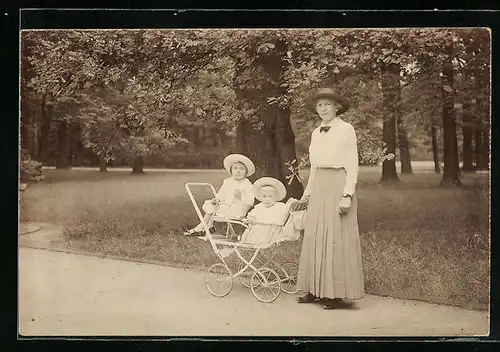 Foto-AK Mutter mit Kinderwagen und Kindern