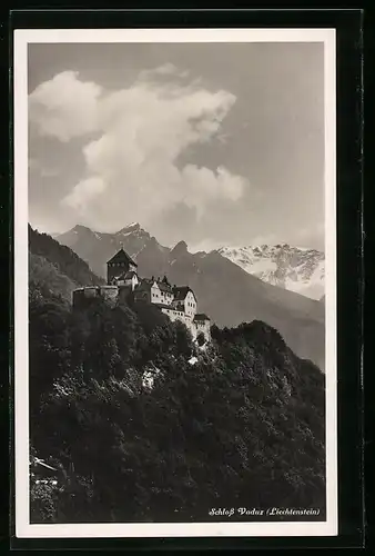 AK Vaduz, Schloss Vaduz mit Blick in die Berge