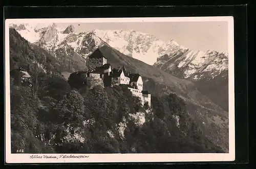 AK Vaduz, Schloss Vaduz mit Bergen in der Sonne