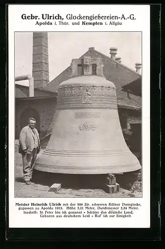 AK Apolda i. Thür., Glockengiesserei Gebr. Ulrich, Meister Heinrich Ulrich neben der Kölner Domglocke