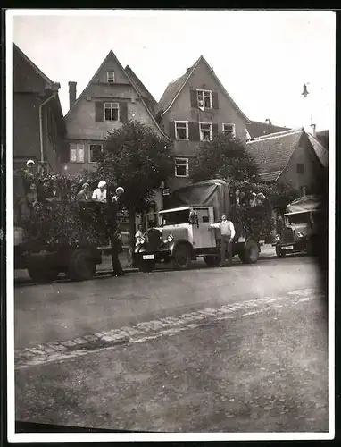 Fotografie unbekannter Fotograf, Ansicht Schorndorf, Lastwagen für Festumzug geschmückt