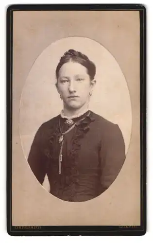 Fotografie Jdc. Burkhardt, Luzern, Junge Dame mit Kragenbrosche und Amulett