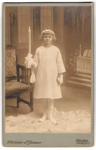 Fotografie B. Nieländer & T. Romauer, München, Mädchen Leni zur Konfirmation im weissen Kleid mit Kerze