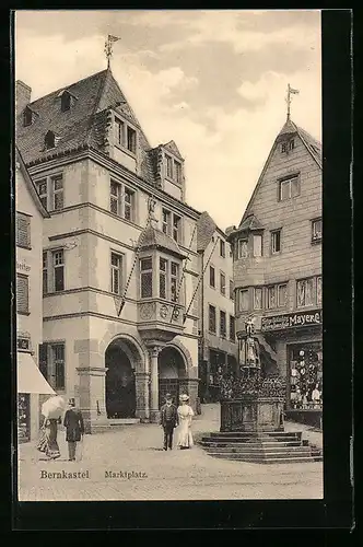 AK Bernkastel, Marktplatz mit Geschäft und Brunnen