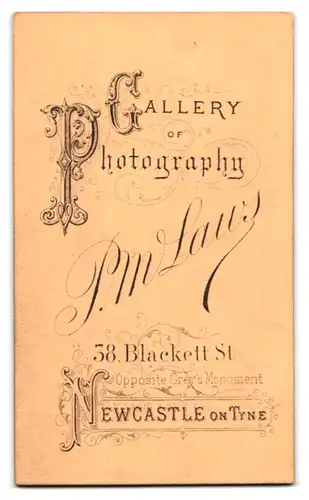 Fotografie P. M. Laws, Newcastle, 58 Blakett St., Portrait einer elegant gekleideten jungen Frau