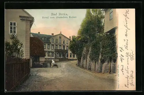 AK Bad Berka, Strassenpartie mit Blick auf Hotel zum deutschen Kaiser