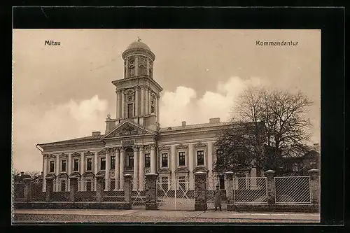 AK Mitau, Kommandantur mit Wachsoldat, von der Strasse gesehen