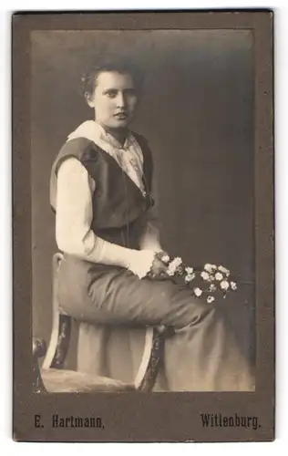 Fotografie E. Hartmann, Wittenburg, bürgerliche junge Dame mit Blumen in der Hand